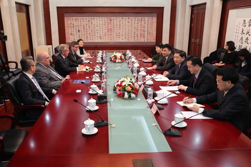 圖為司法部副部長熊選國在京同國際律師協會會長荷拉希奧·博納蒂斯·乃圖舉行會談  李光印 攝.jpg